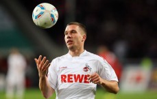 足球彩票：国足沙迦集训开启高强度备战 首日场地训练主力门将王大雷缺席