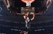 足球彩票|德里克·罗斯芝加哥街头悠闲漫步，保镖缺席展亲和风范